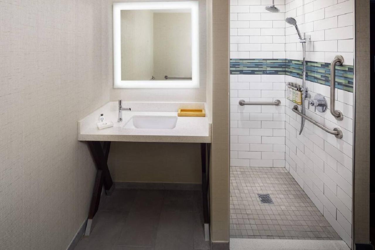 King Room Hearing Accessible Roll Shower,1742940358:JPEG
