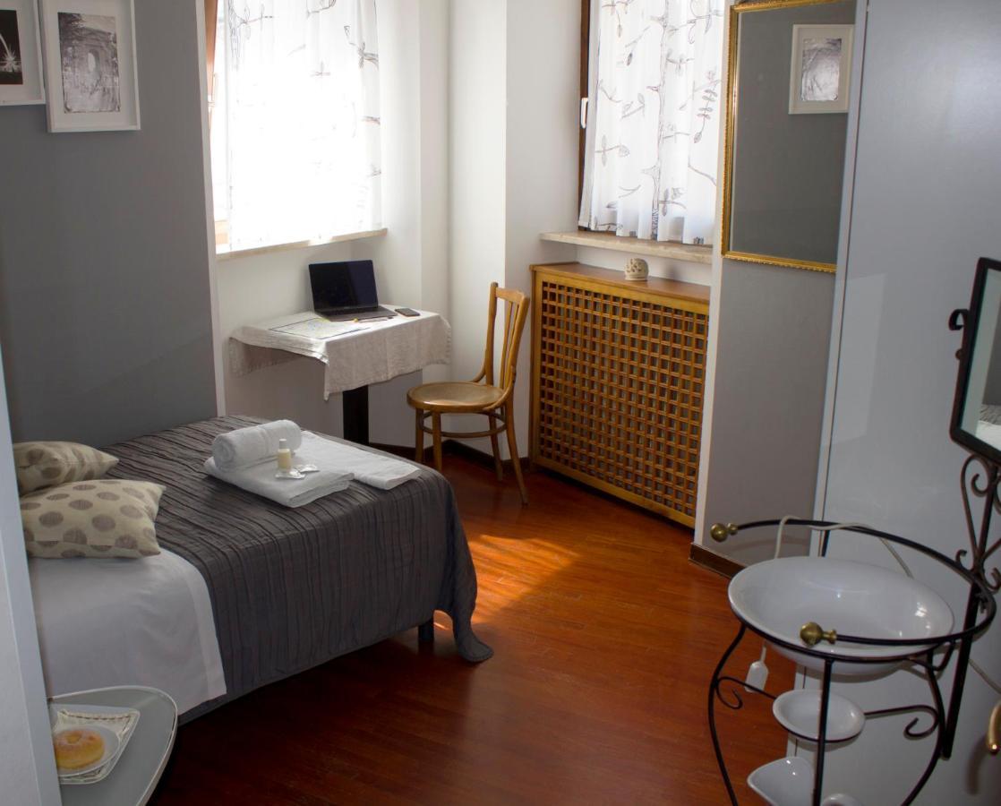 Single Room with Shared Bathroom,1099130715:JPEG