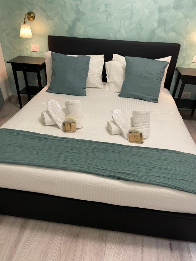 Deluxe Double Room Shower