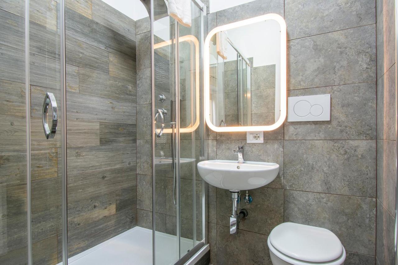 Deluxe Double Room Shower