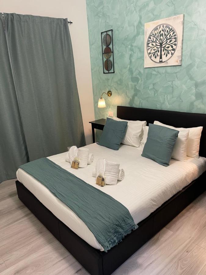 Deluxe Double Room Shower