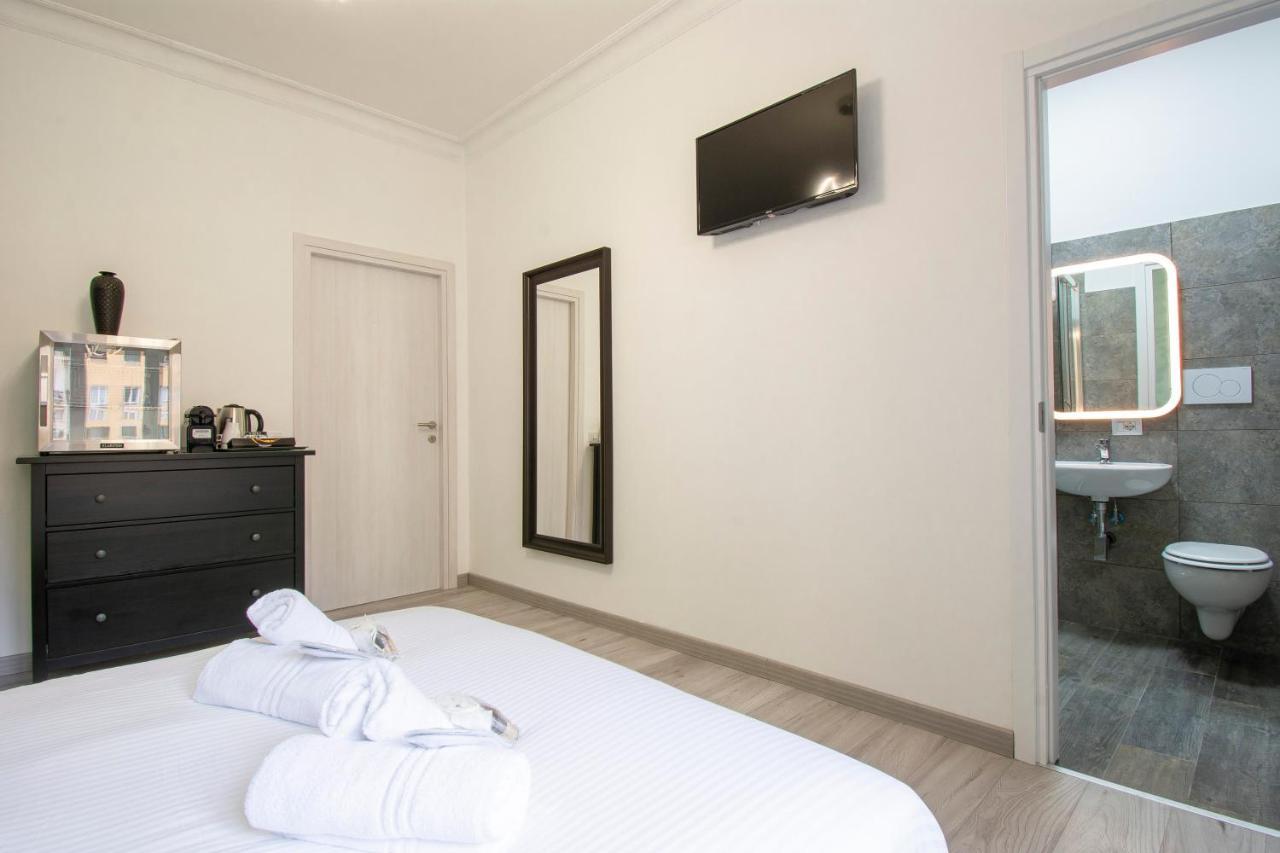 Deluxe Double Room Shower