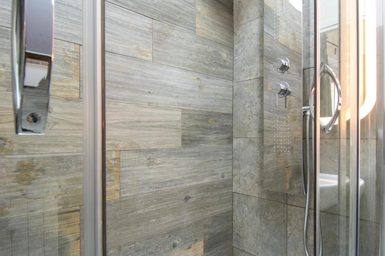 Deluxe Double Room Shower