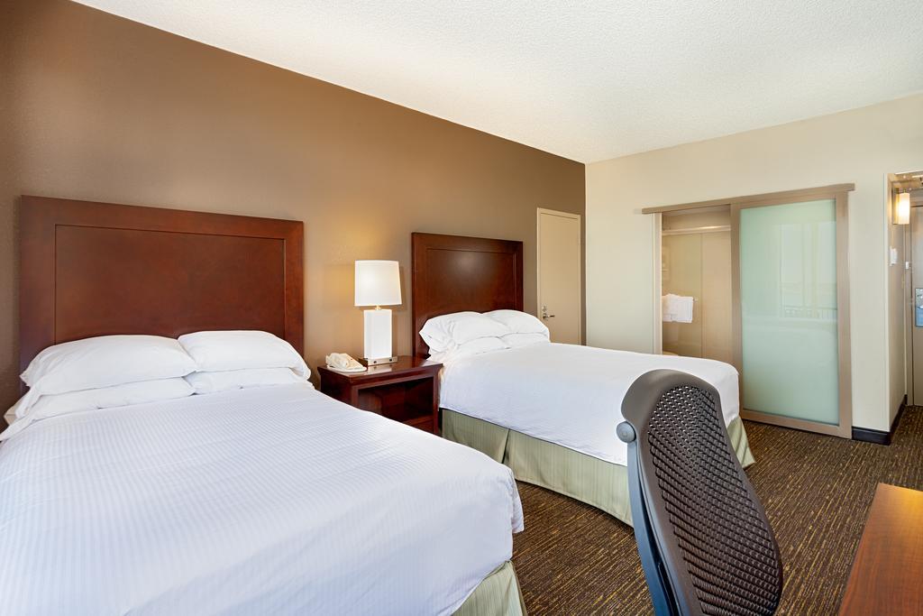 Chambre Lit King-Size avec Douche Accessible en Fauteuil Roulant - Adaptée aux Personnes à Mobilité Réduite/Non-Fumeurs