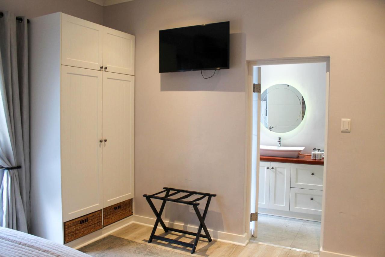 Deluxe Queen Room 4