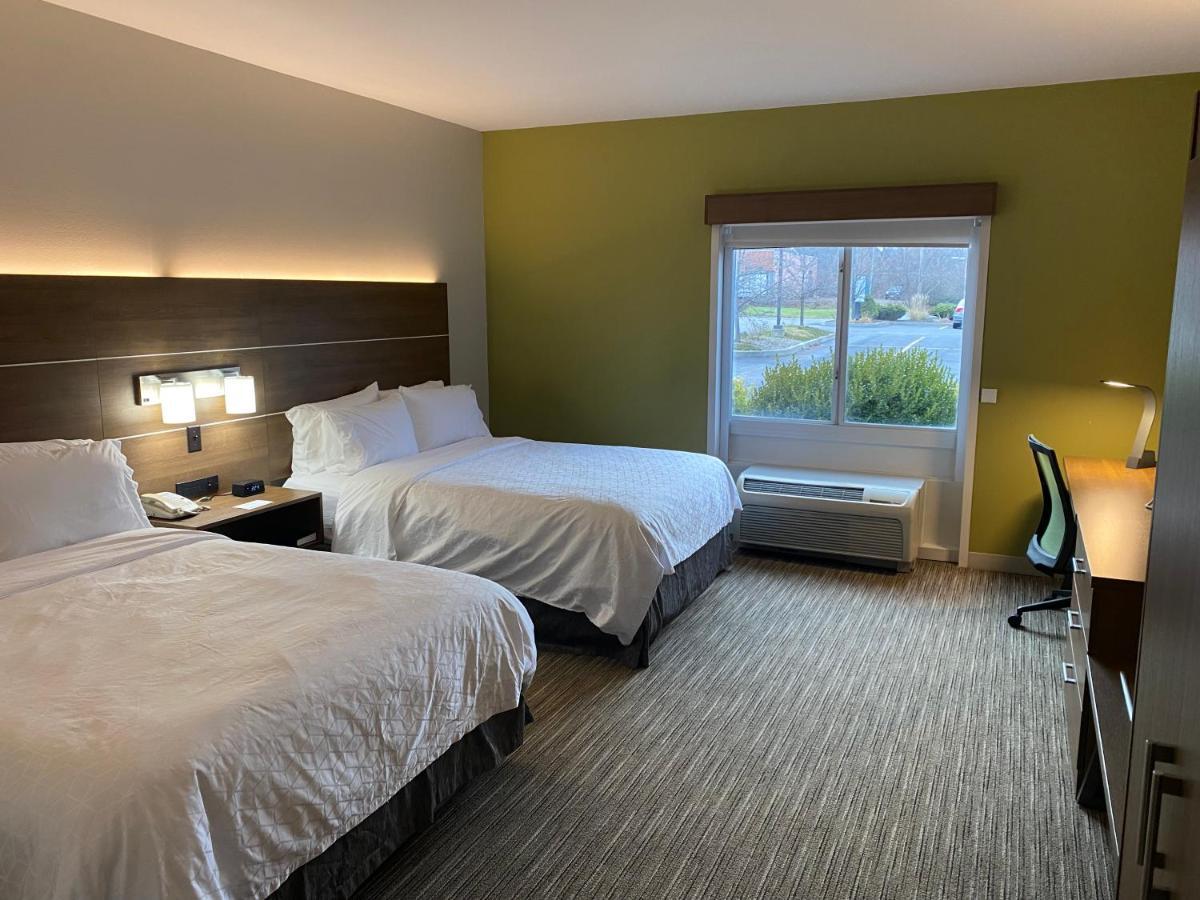 Queen Room with Two Queen Beds- Hearing Accessible Roll in Shower/Non-Smoking