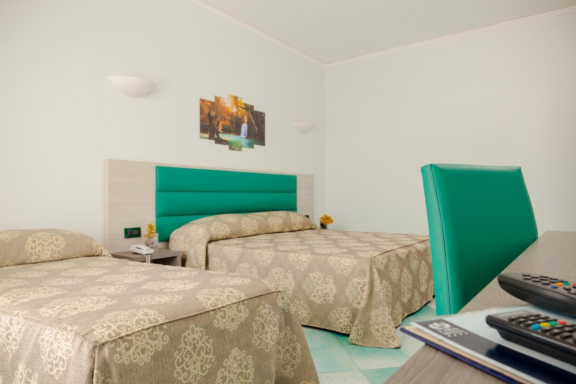 Triple Room,400167759:JPEG