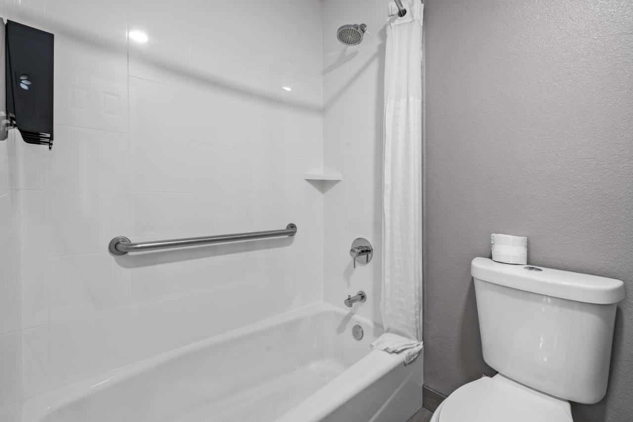 Habitación con cama grande y balcón