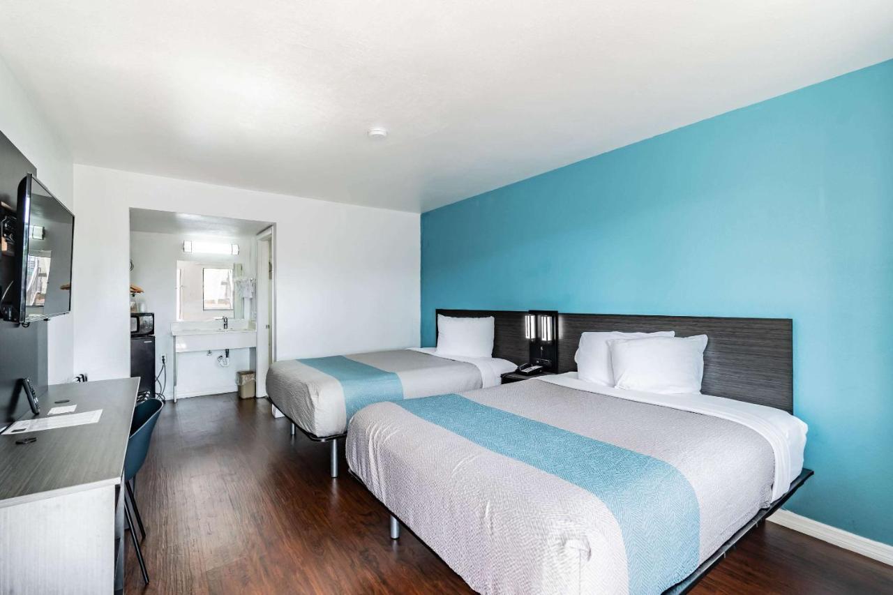 Queen Room with Two Queen Beds - Non-Smoking,1233425840:JPEG