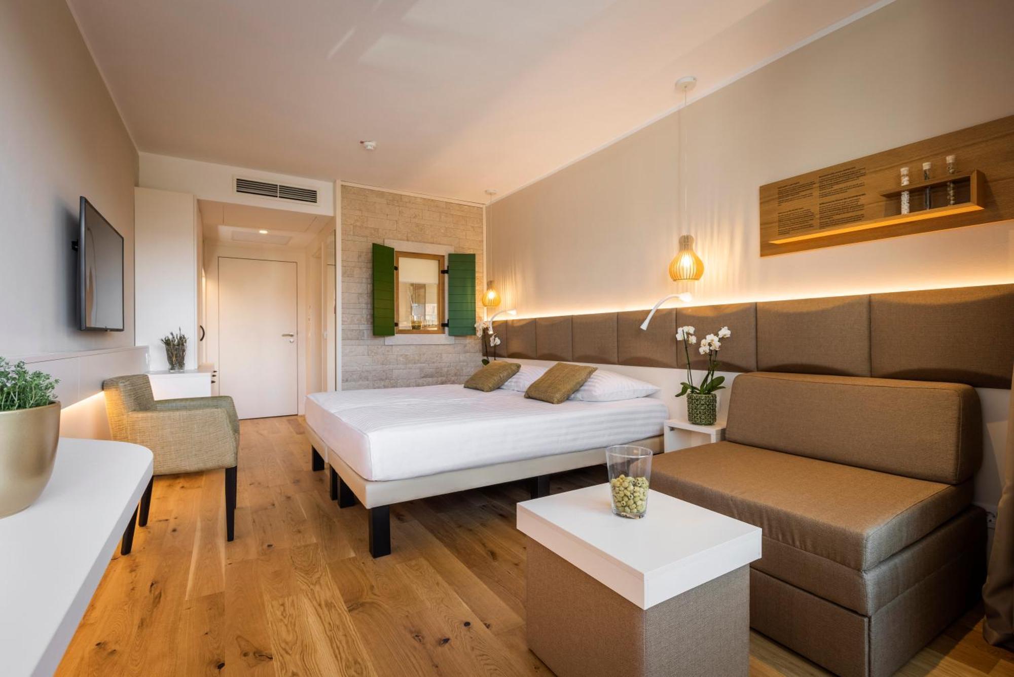 Superior Double or Twin Room with Extra bed, Balcony and Harbour view