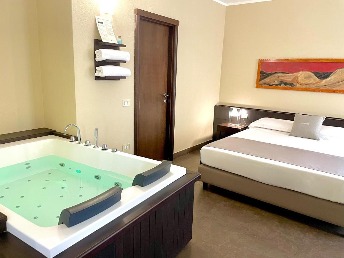 Deluxe Suite Spa Bath