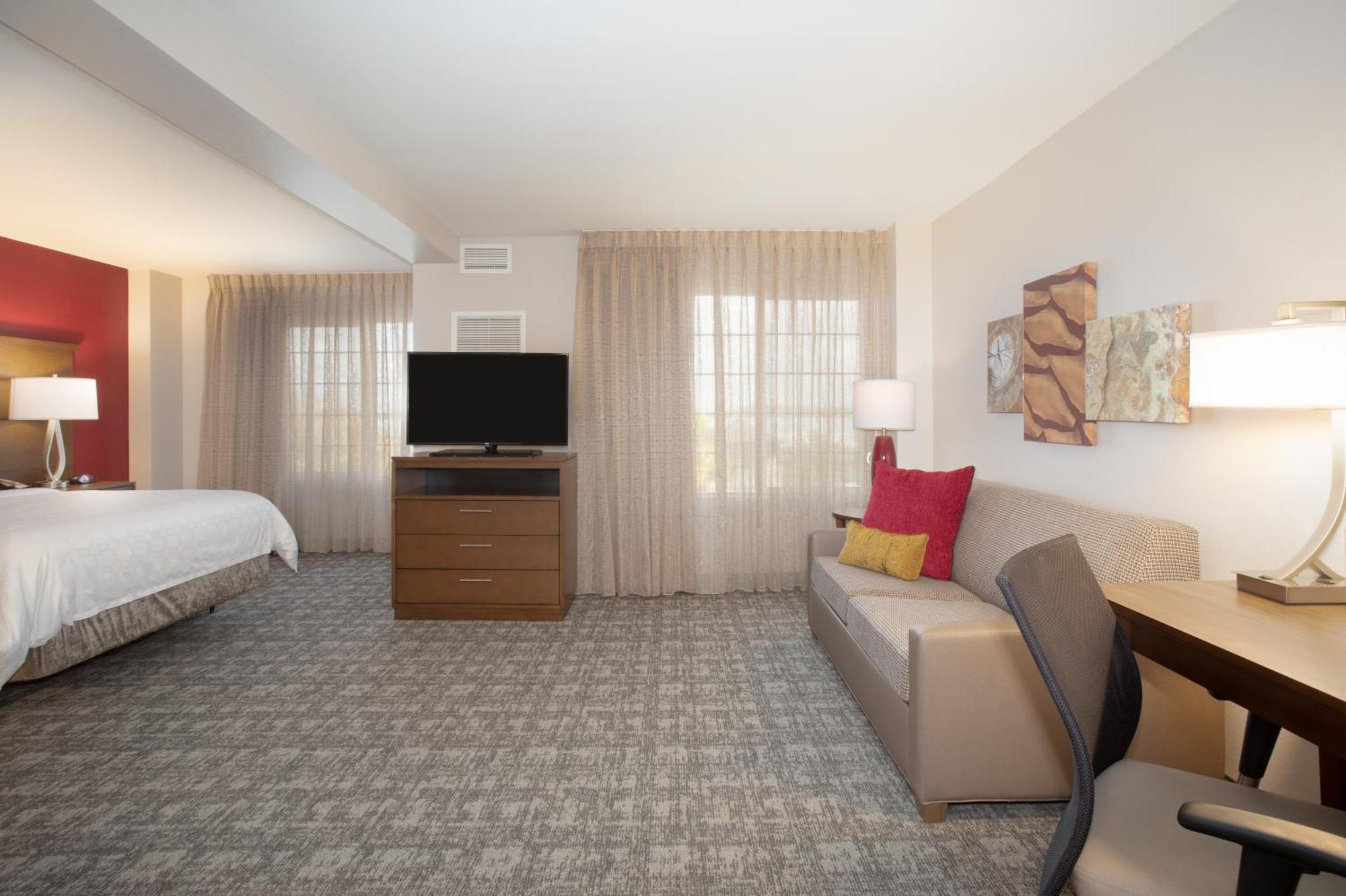 One-Bedroom Suite Communications or Mobility Accessible Tub