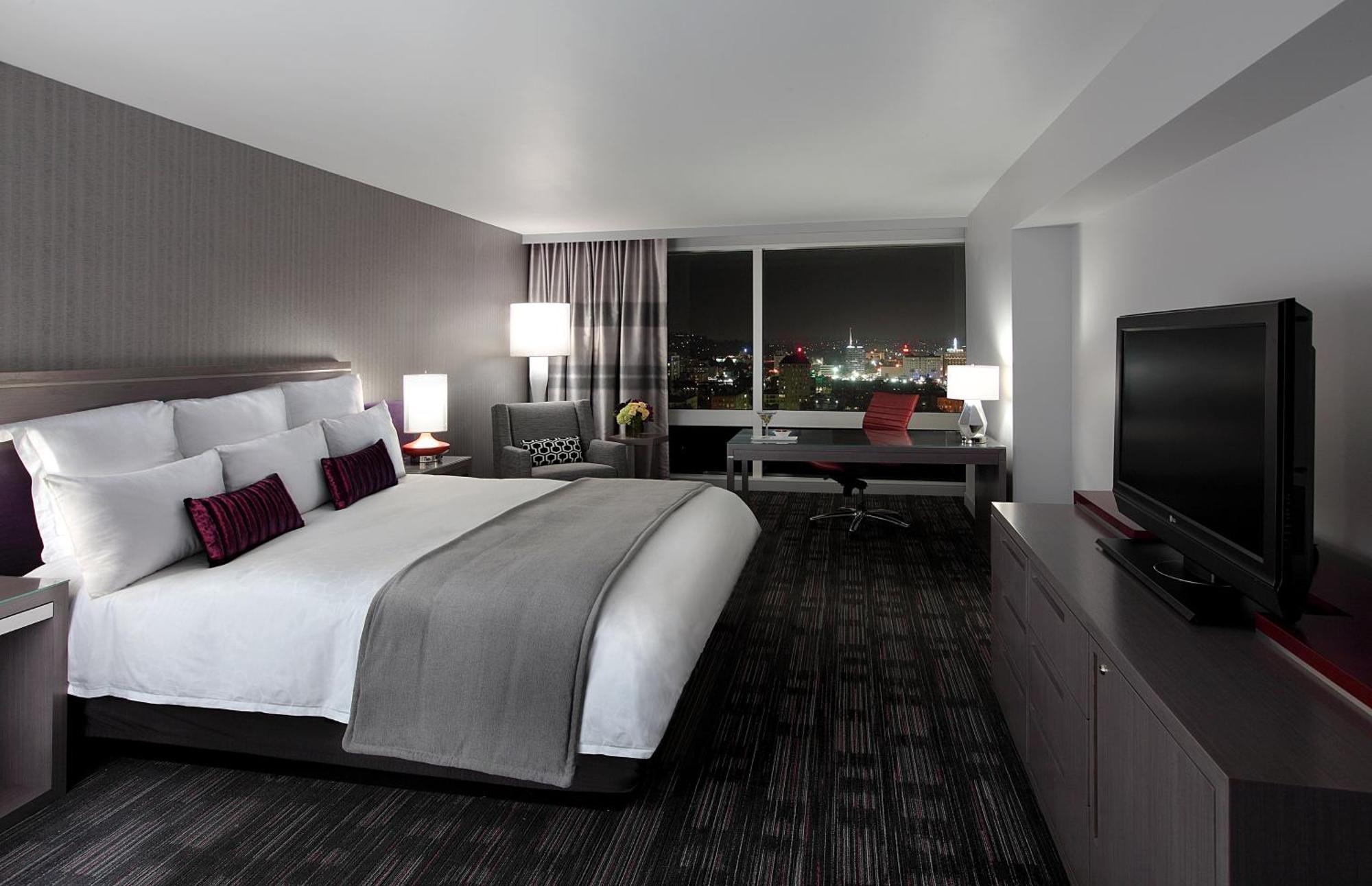 Quarto com Cama King-size e Vista da Cidade