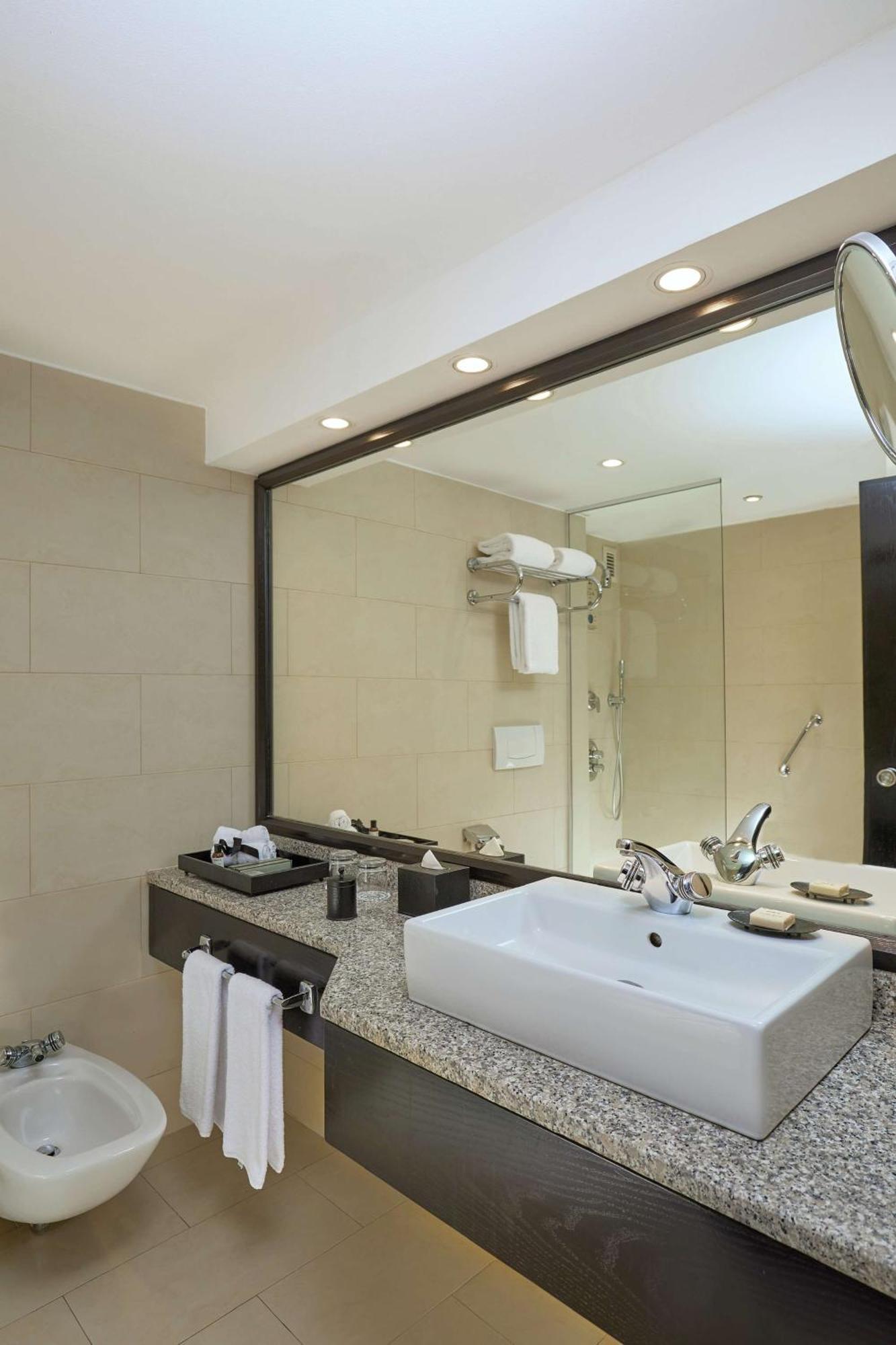 King Poolside Room