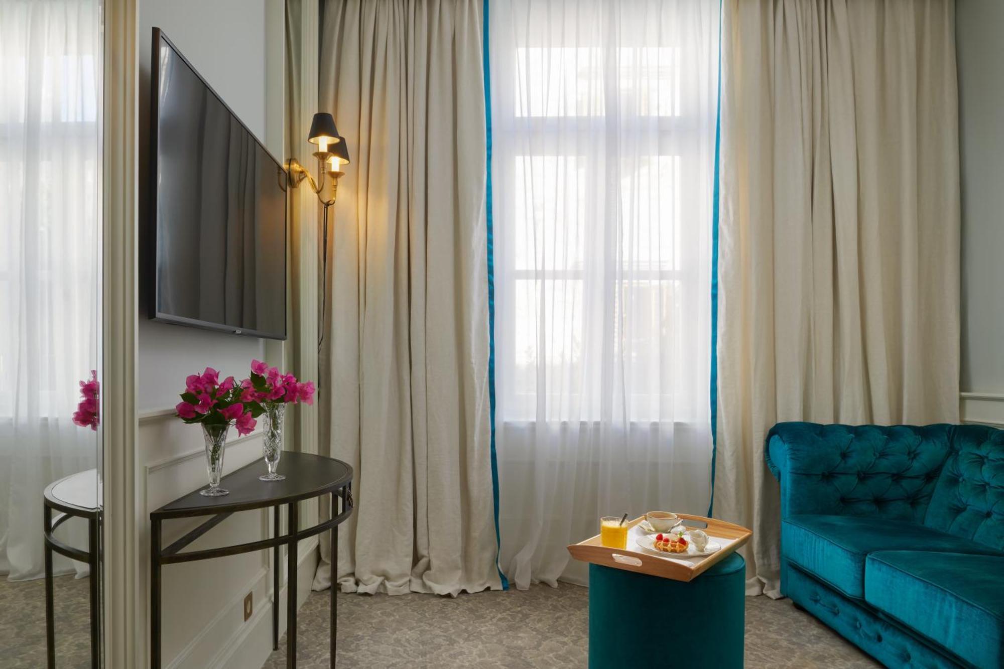 Deluxe Suite City View