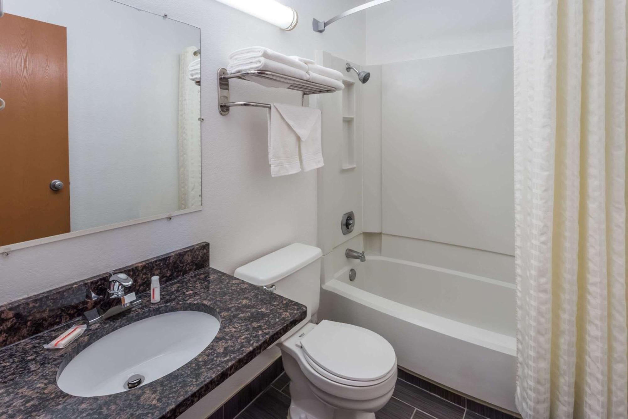 Queen Room with Two Queen Beds - Non-Smoking,402870462:JPEG