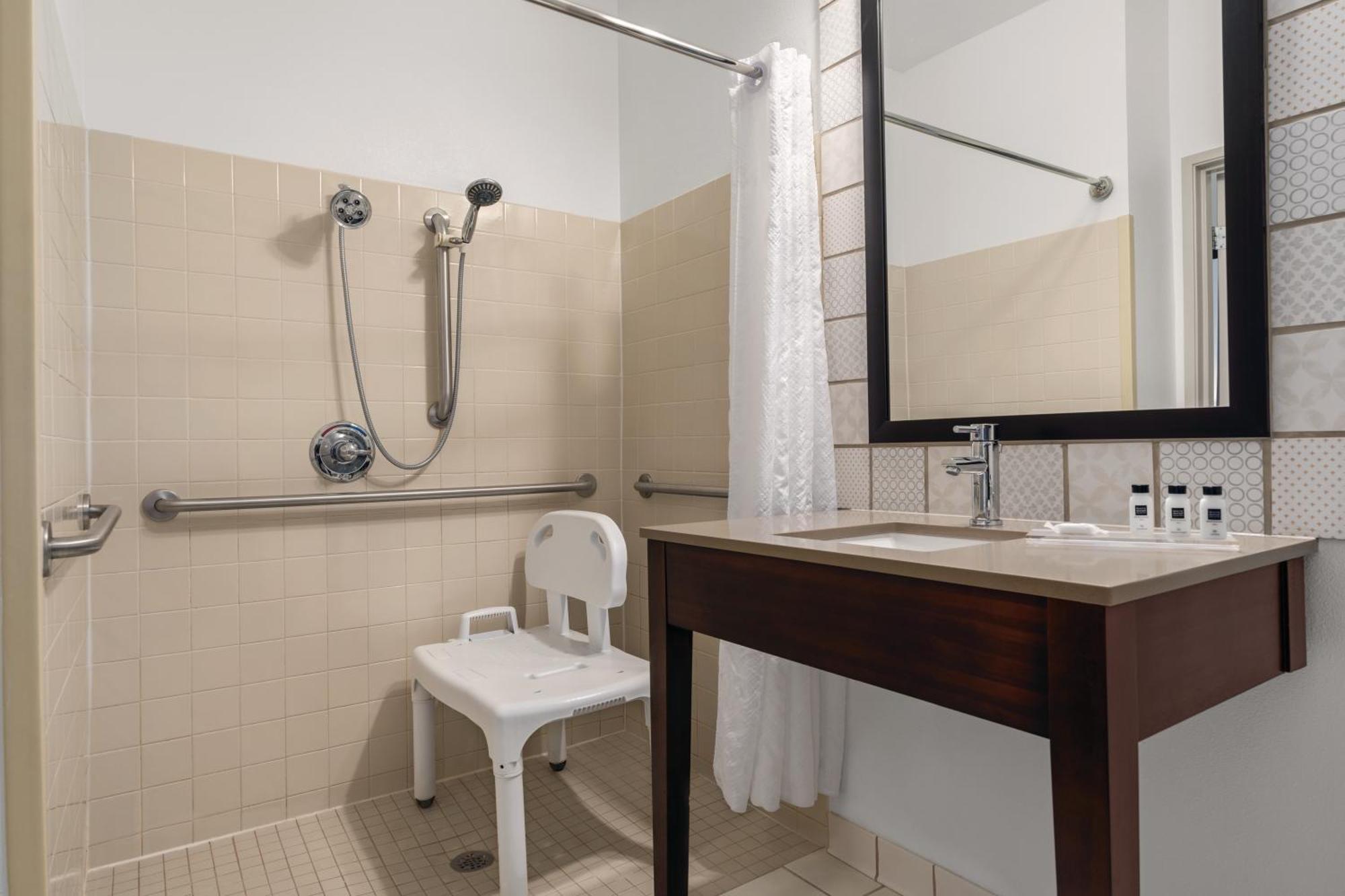 Queen Room with Roll-in Shower - Non-Smoking