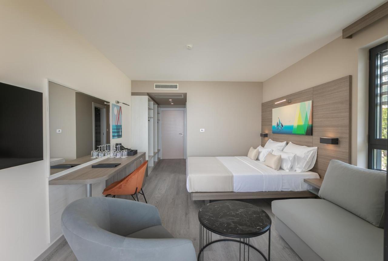 Deluxe Double Room with Balcony,1299272323:JPEG