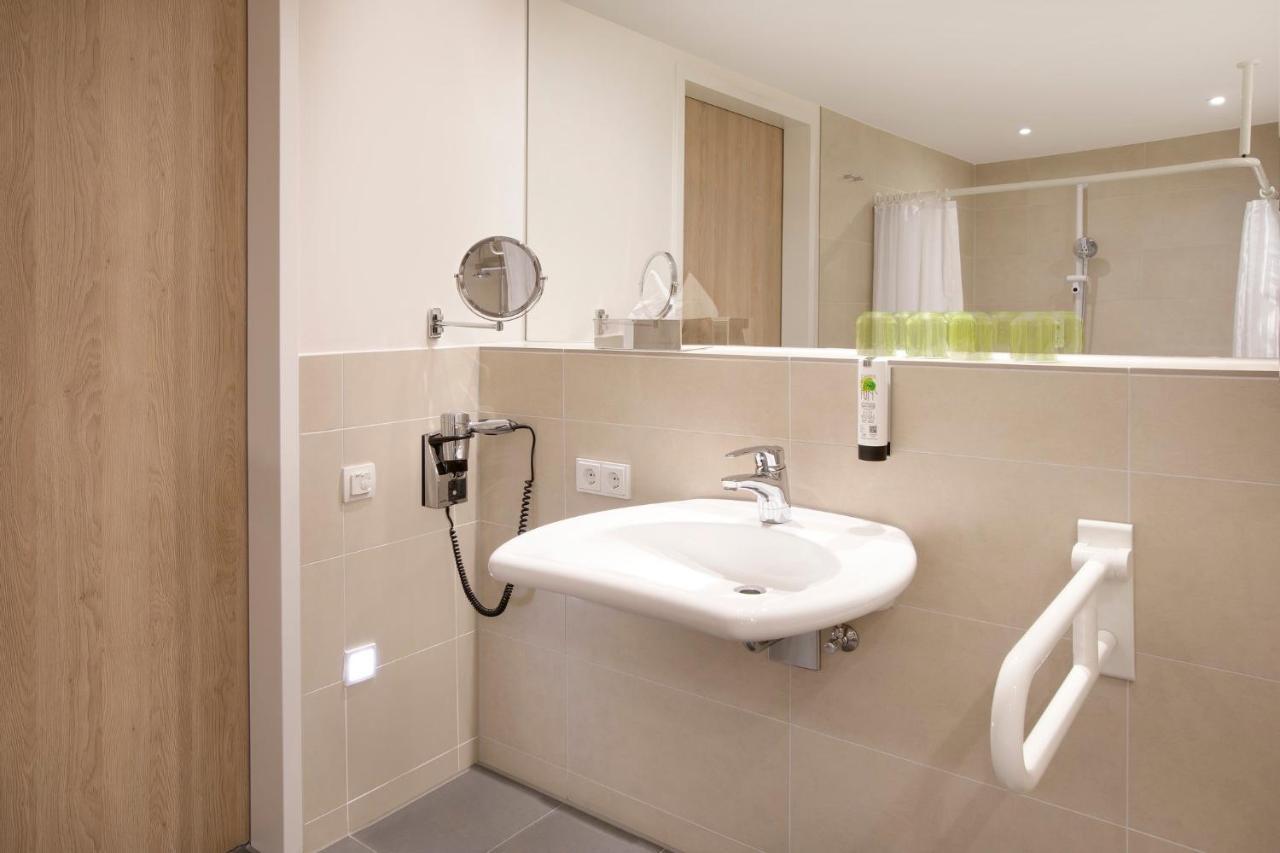 Standard Queen Room - Accessible,1187325007:JPEG