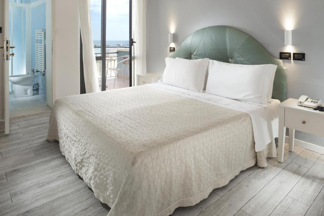 Double or Twin Room Sea View