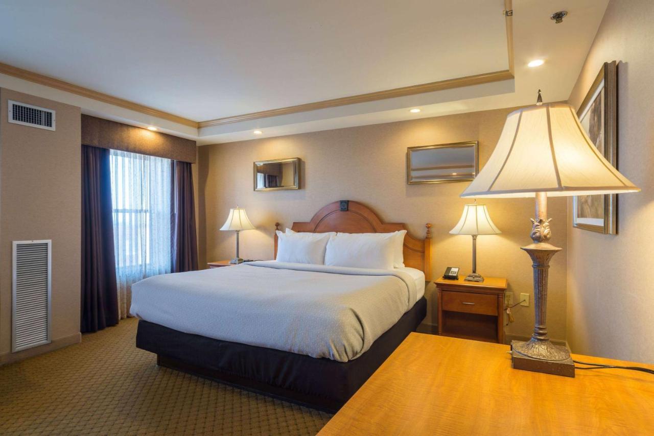 King Room with Mobility/Hearing Access and Bathtub with Grab Bars, Non-Smoking