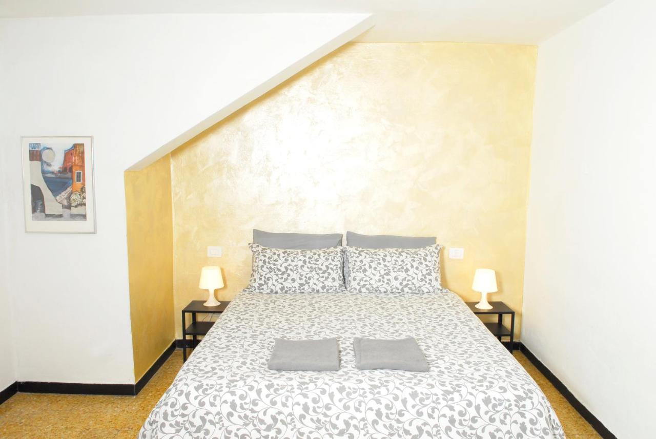 Double or Twin Room with Shared Bathroom,1338893921:JPEG