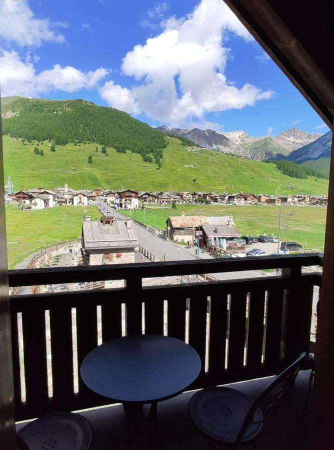Zimmer mit Kingsize-Bett und Bergblick
