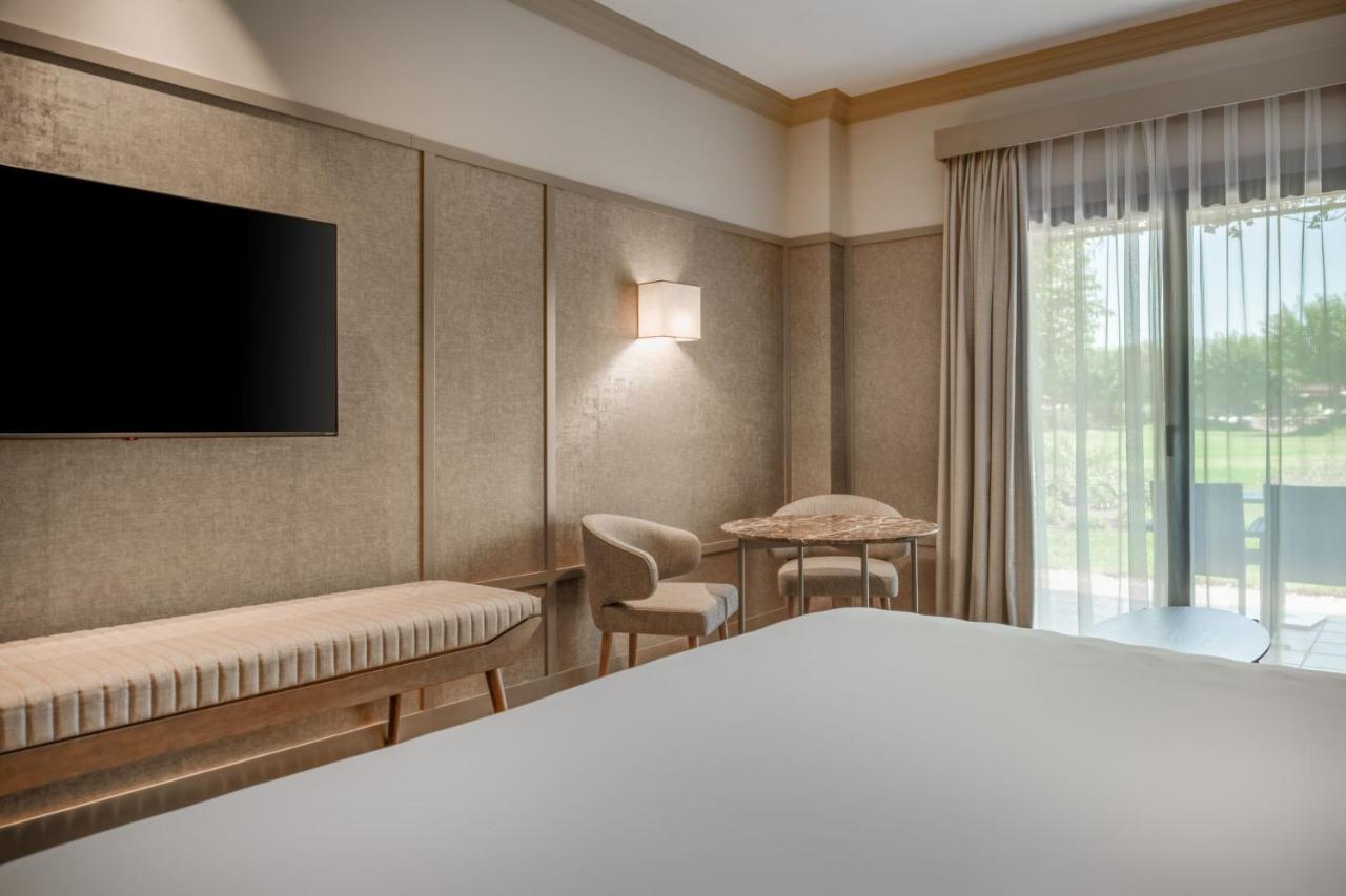 Deluxe Guest room, 1 King, Terrace,1350864178:JPEG