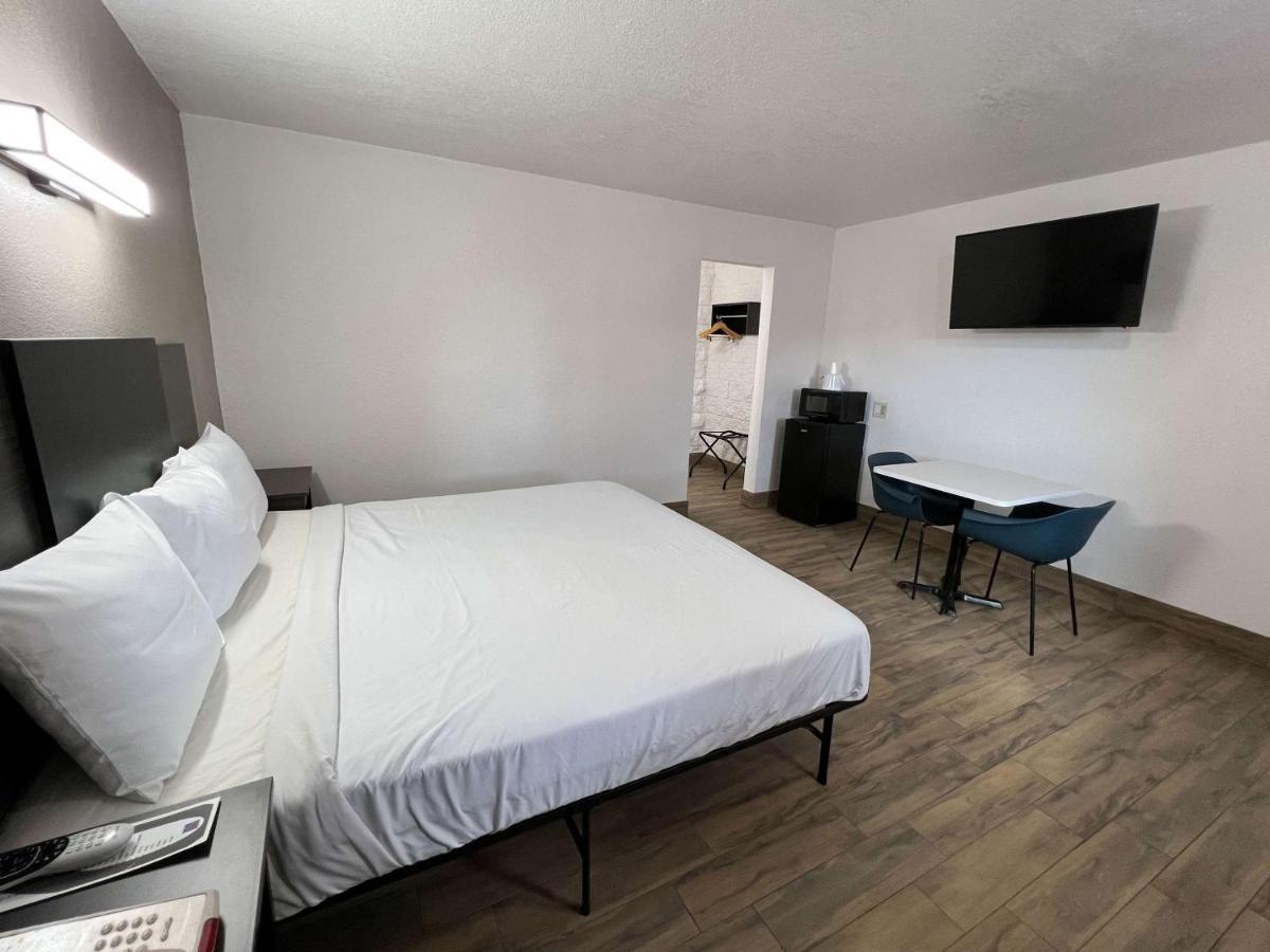 Queen Room - Disability Access - Roll in Shower,1343996423:JPEG