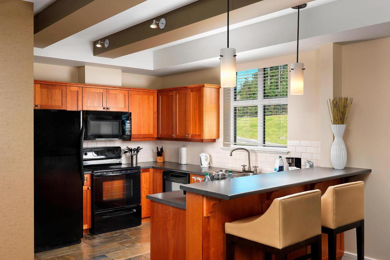 Corner One-Bedroom Suite with Golf View