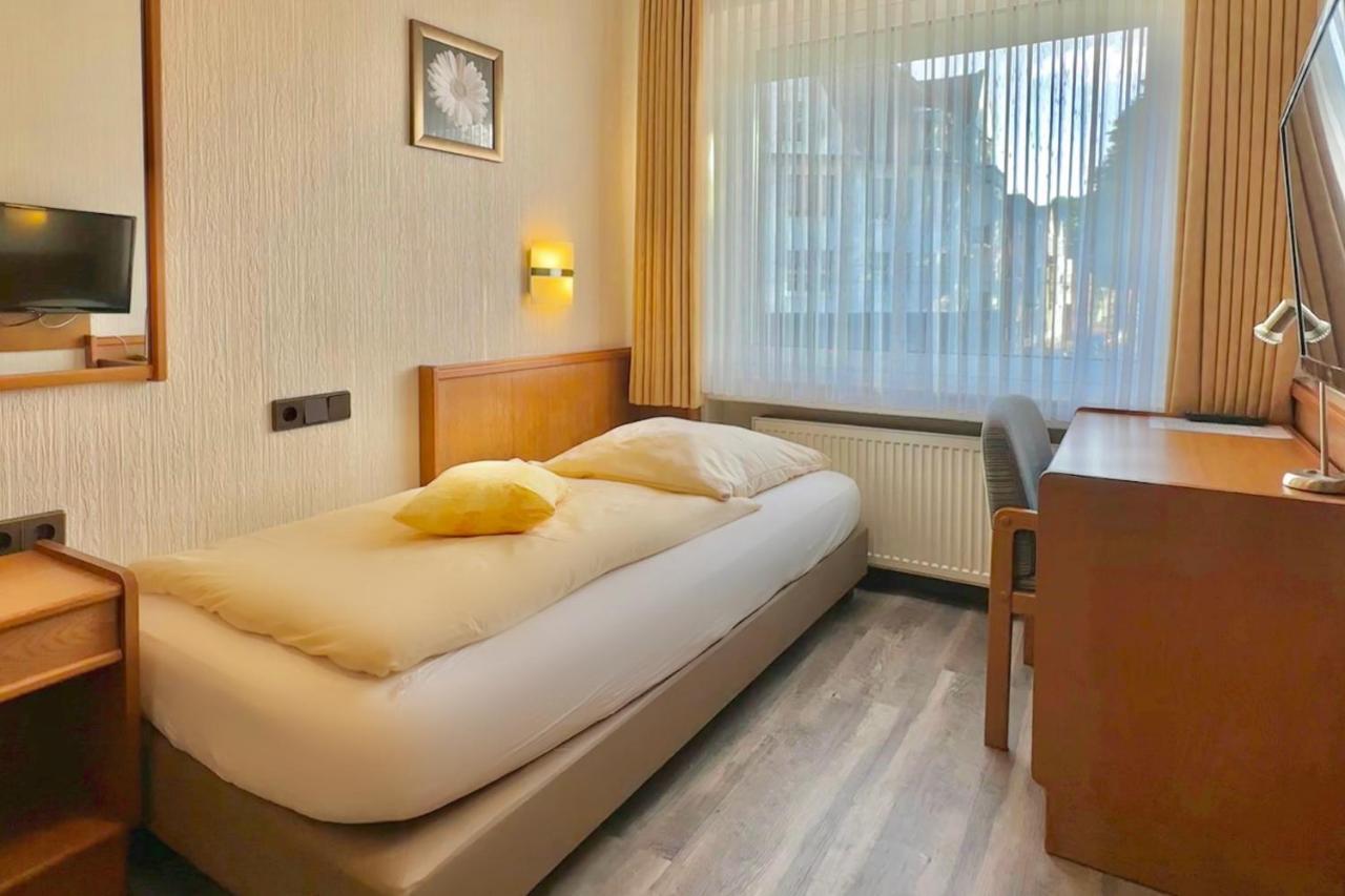 Single Room,1404126269:JPEG