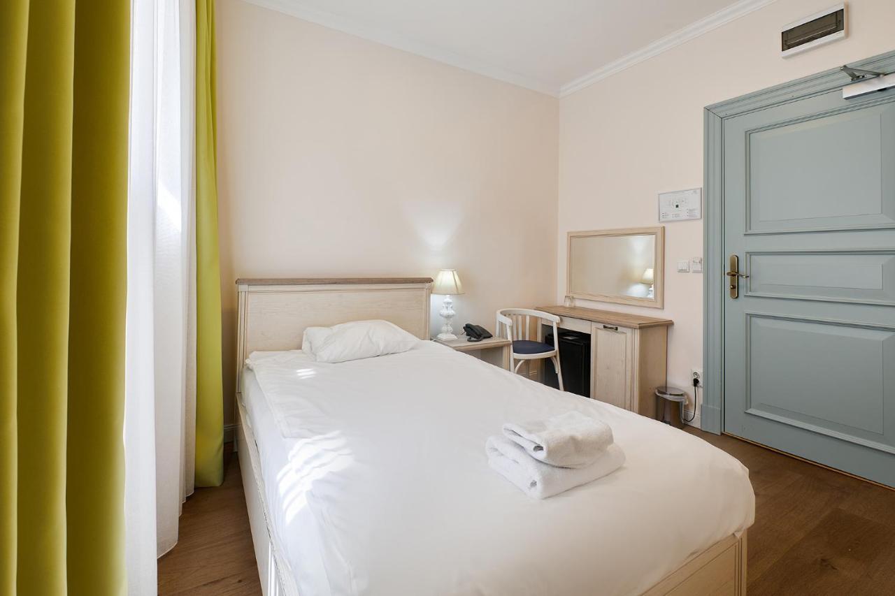 Standard Single Room,1588352927:JPEG
