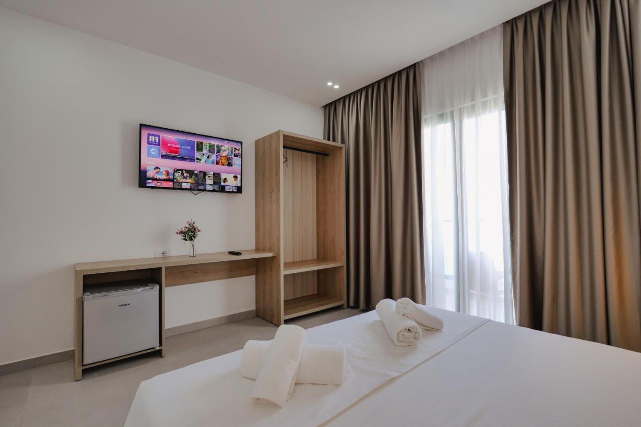 Deluxe Double Room with Side Sea View
