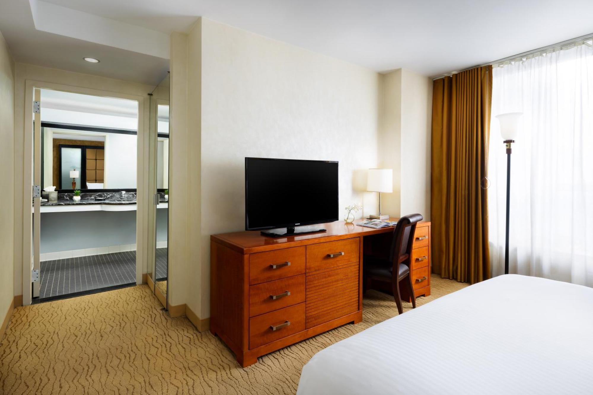 Queen Room Roll Shower Hearing or Mobility Accessible