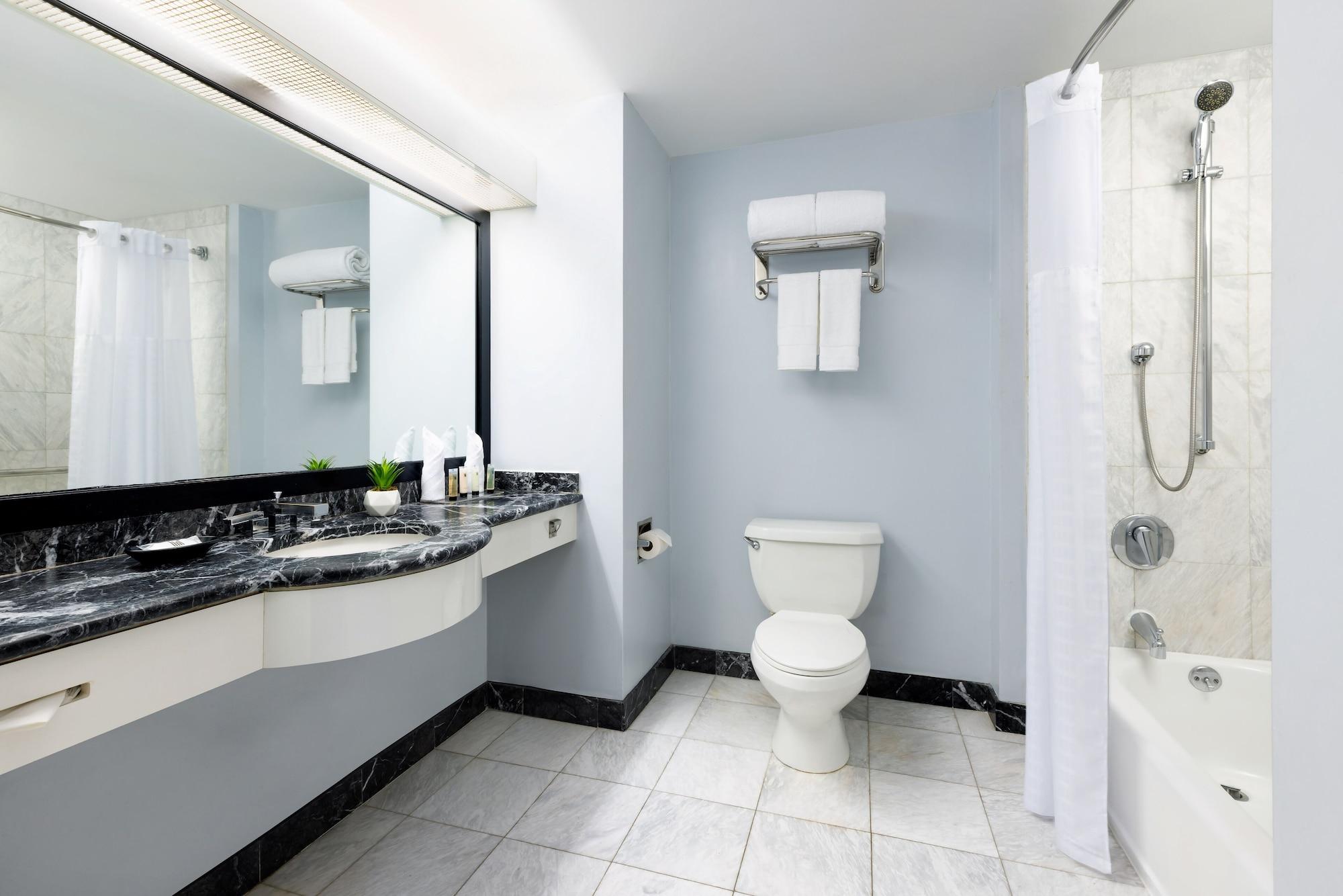 Queen Room Bath Tub Hearing or Mobility Accessible