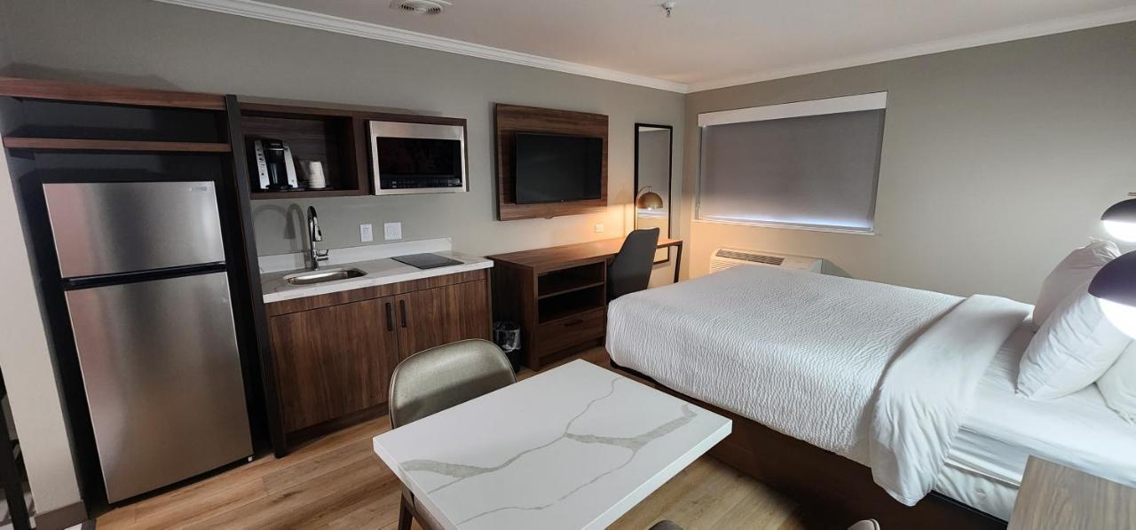 Deluxe Queen Room with Kitchenette - Non-Smoking