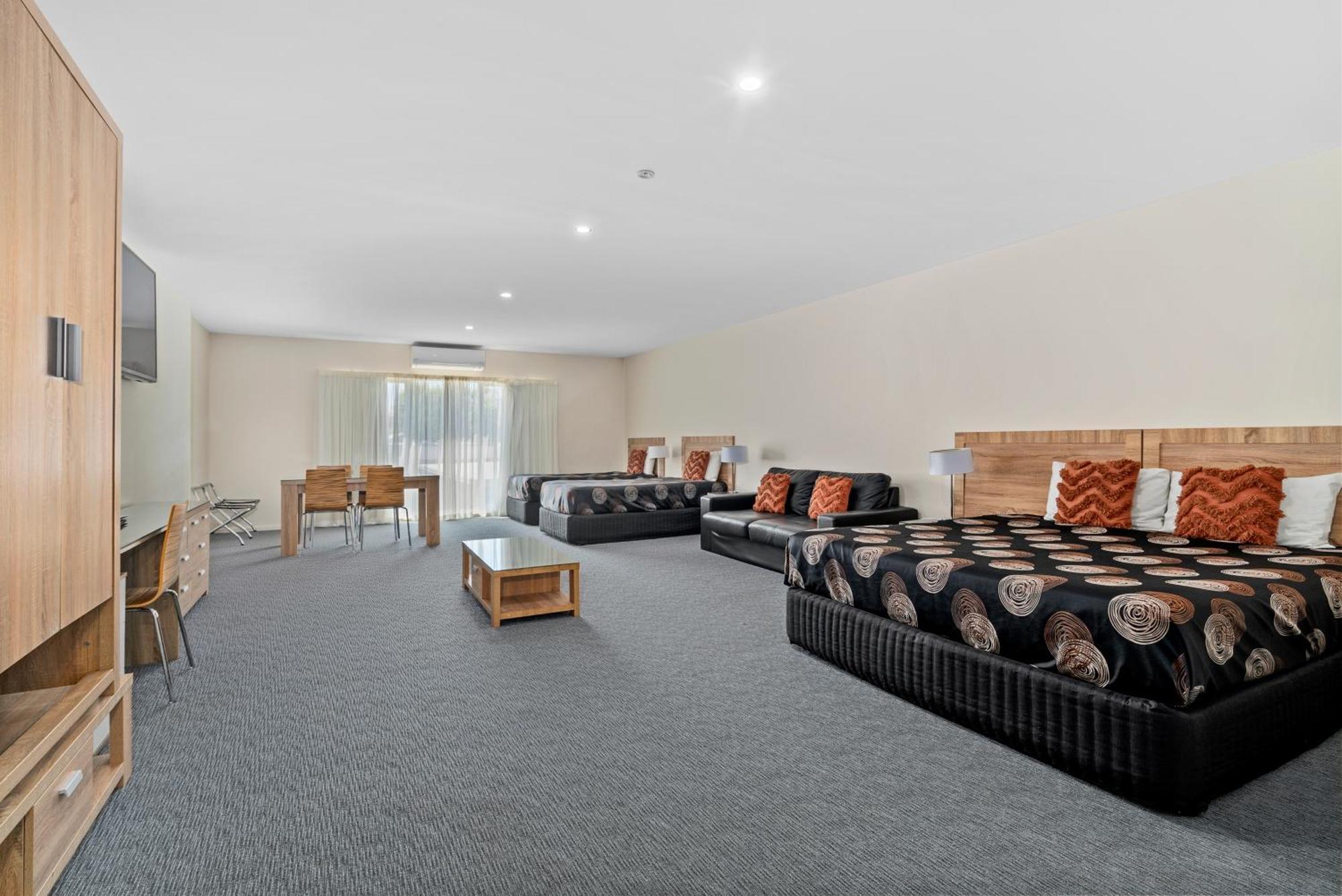 Family Room,1709488146:JPEG