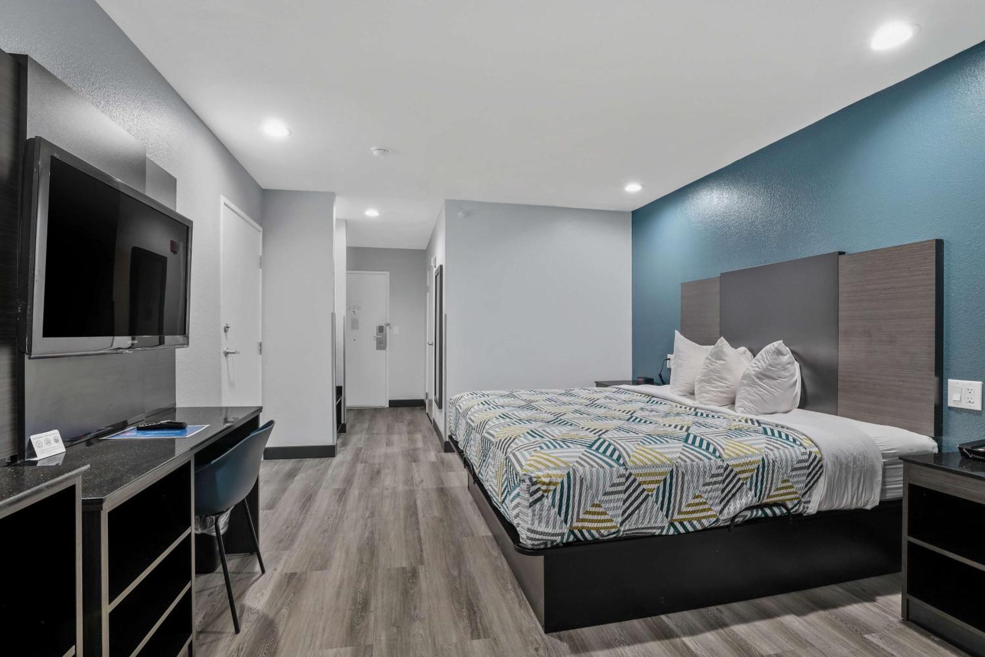 King Room with Roll-in Shower - Disability Access - Non-Smoking