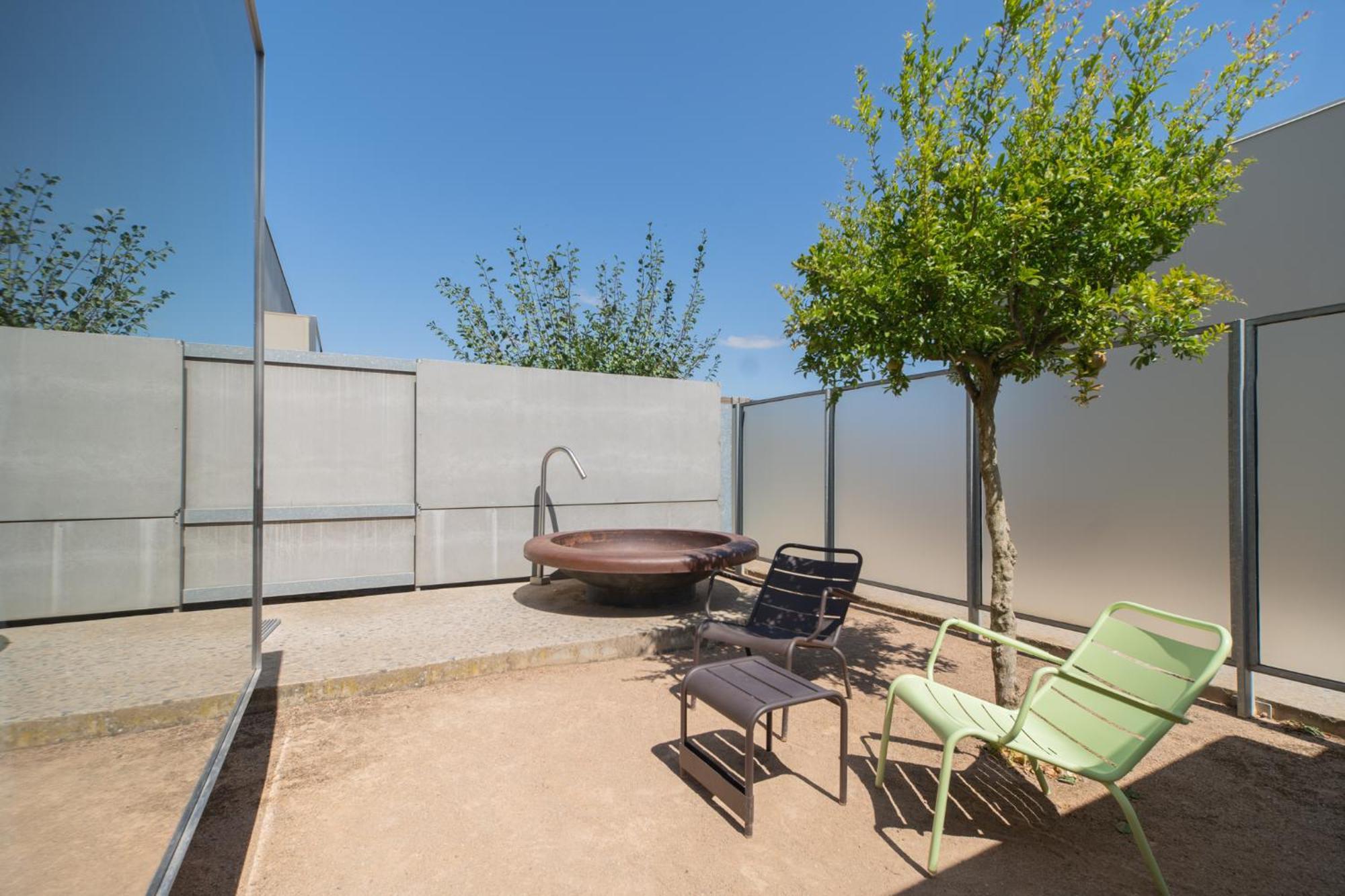 Habitación con bañera exterior y patio privado