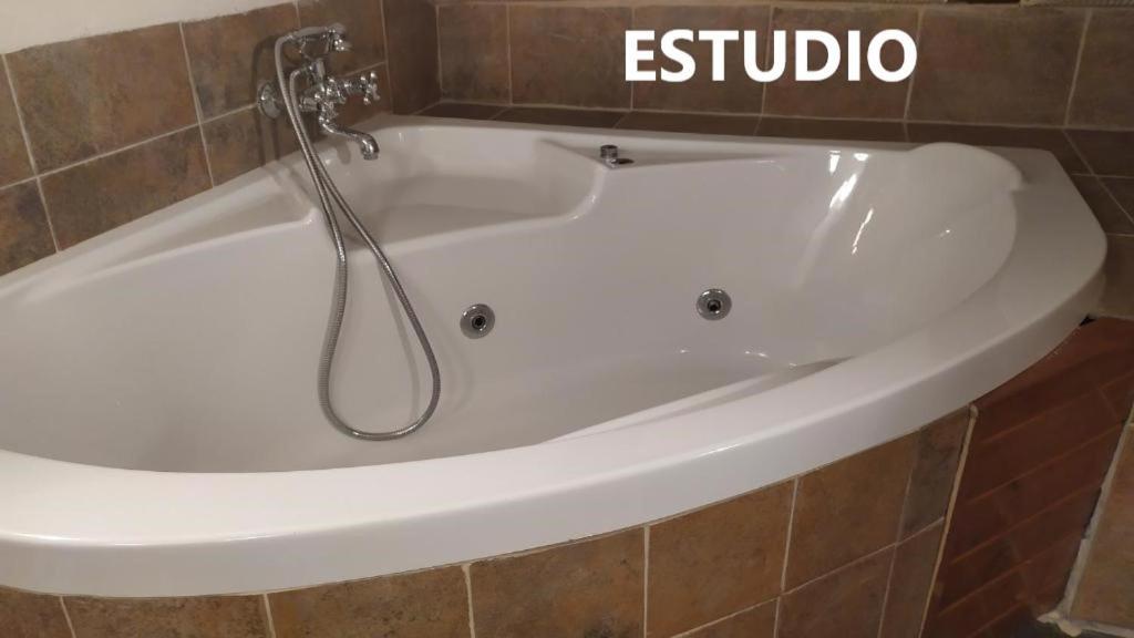 Queen Studio Spa Bath