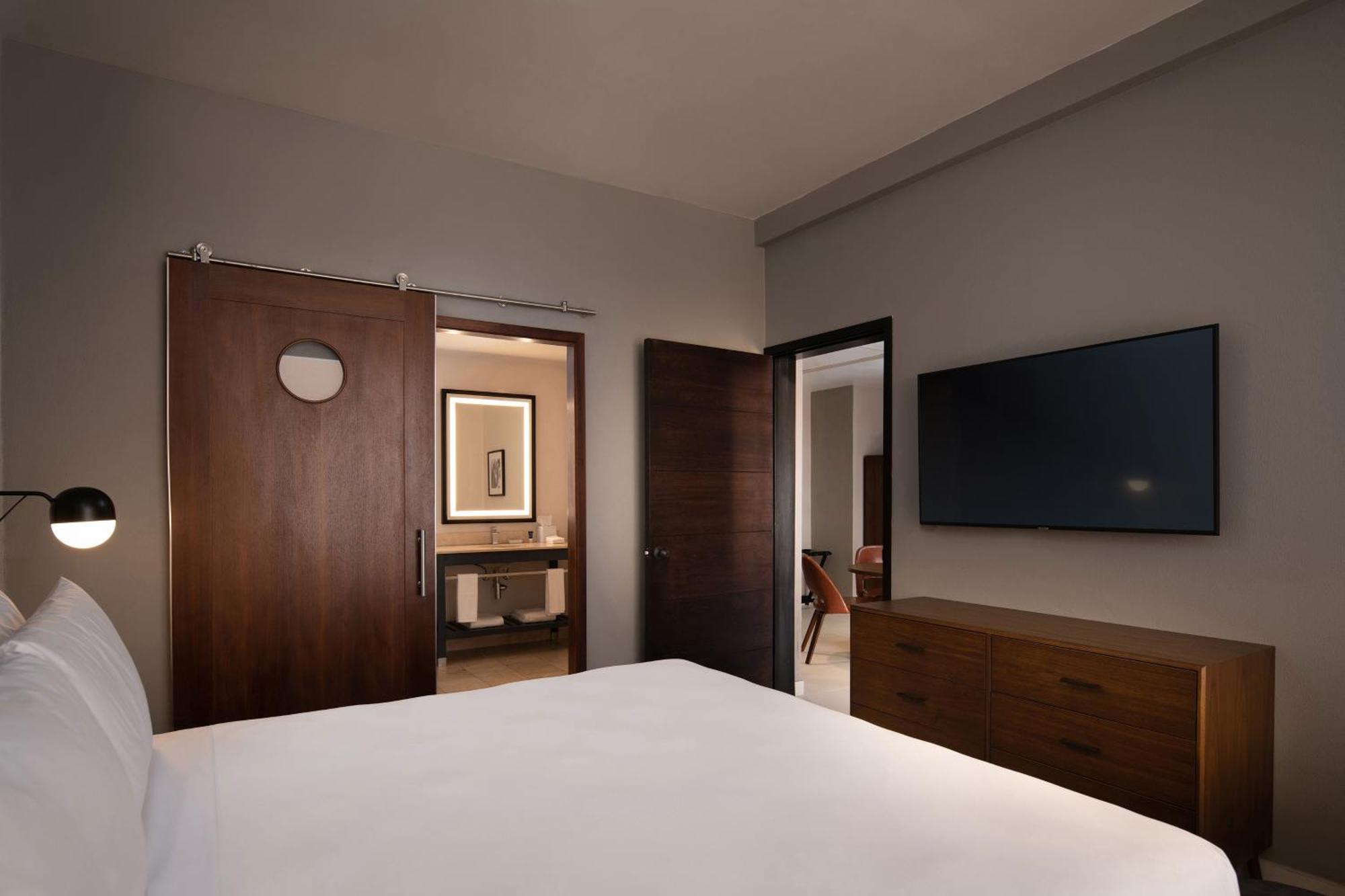 Suite 1 Bedroom Suite 1 King,1542953854:JPEG