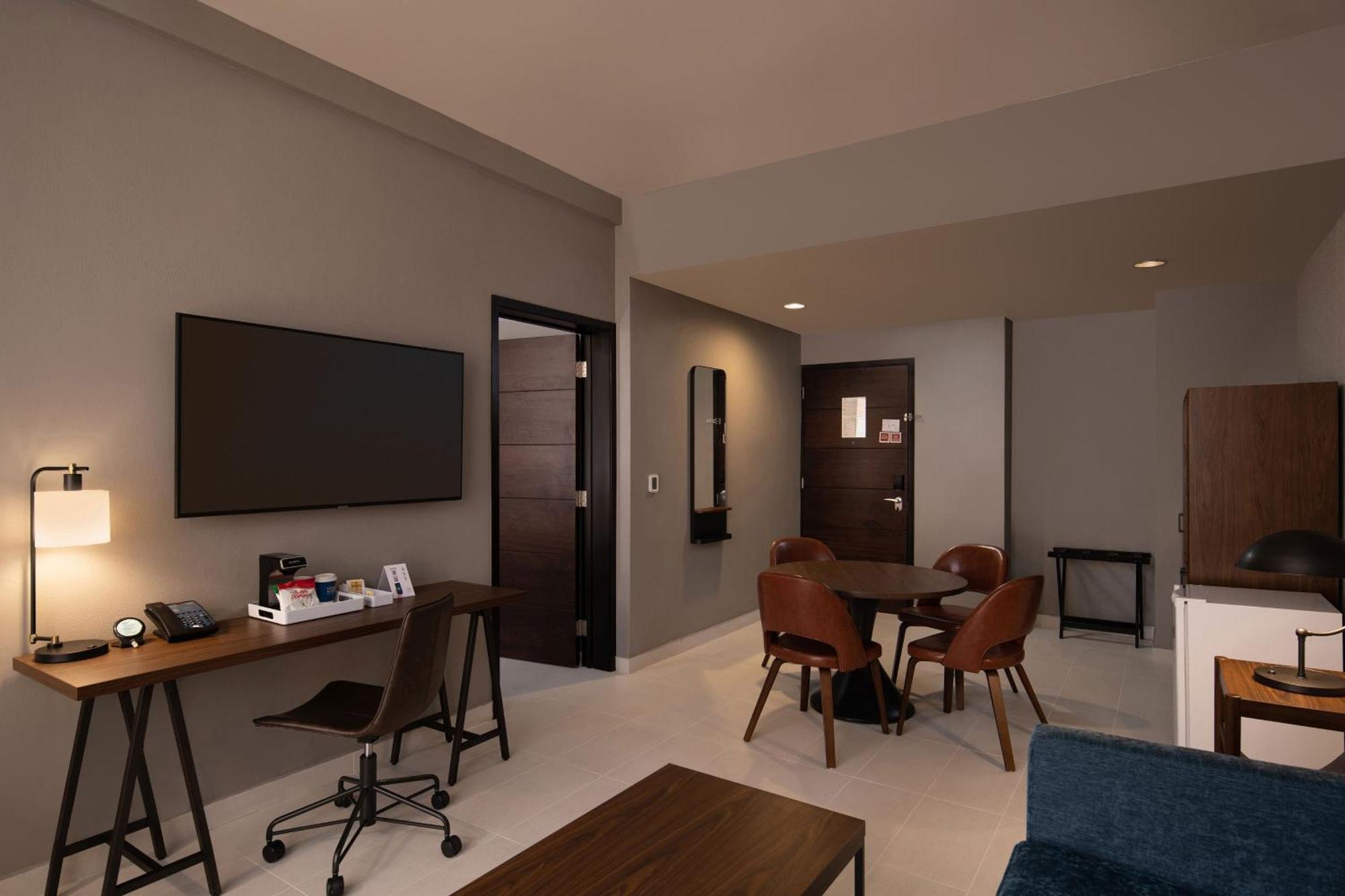 Suite 1 Bedroom Suite 1 King