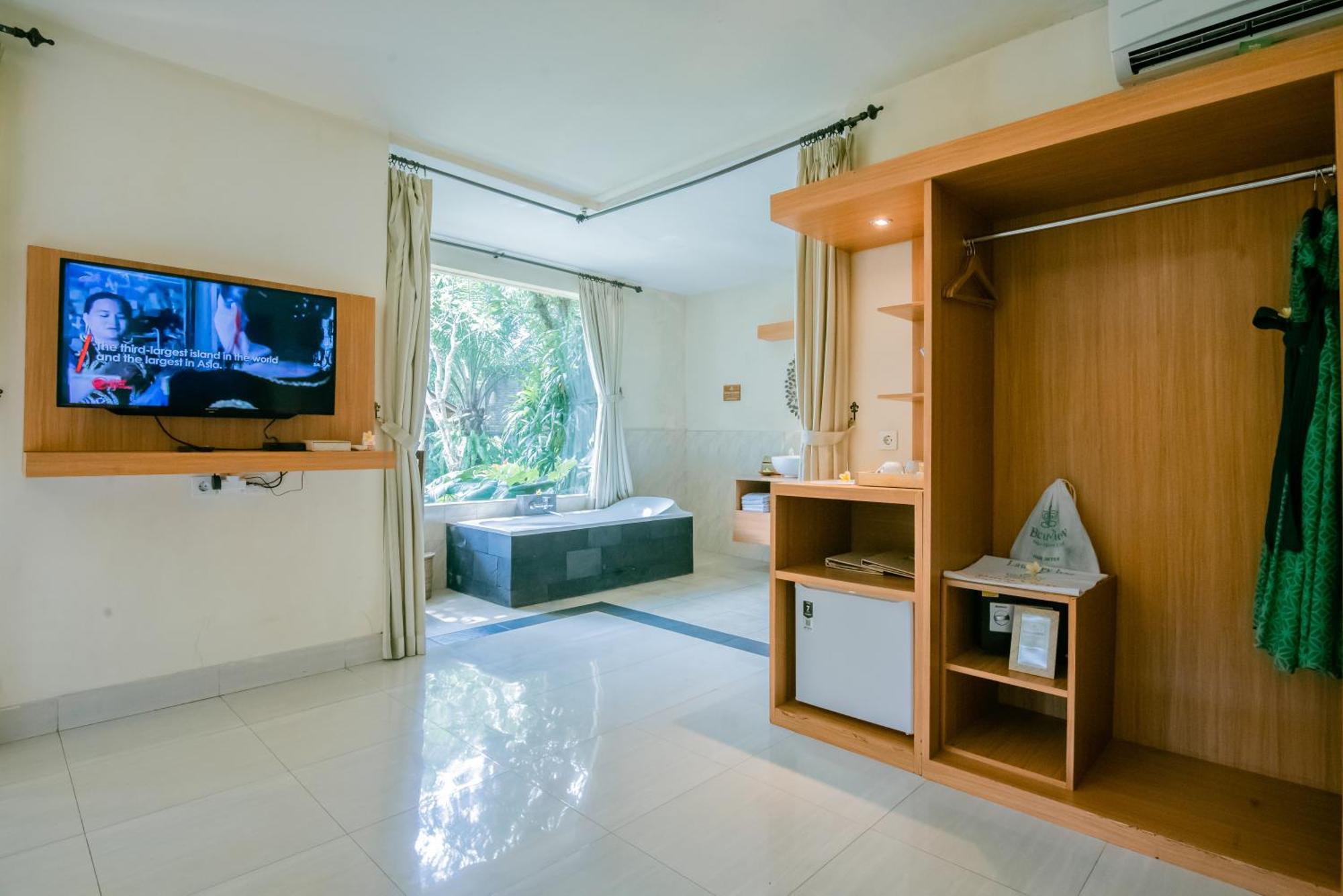 Suite Pool View