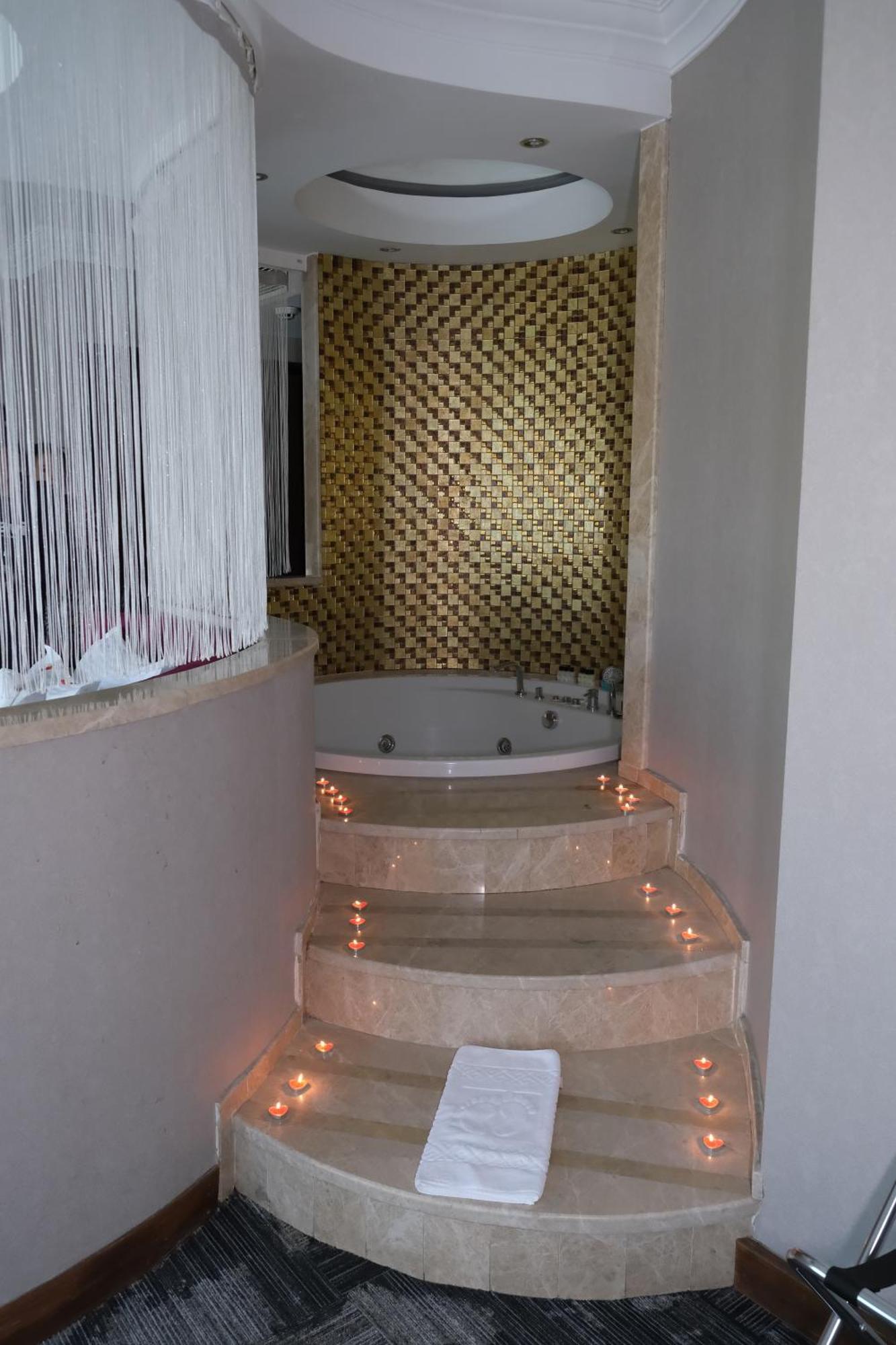 Honeymoon Suite