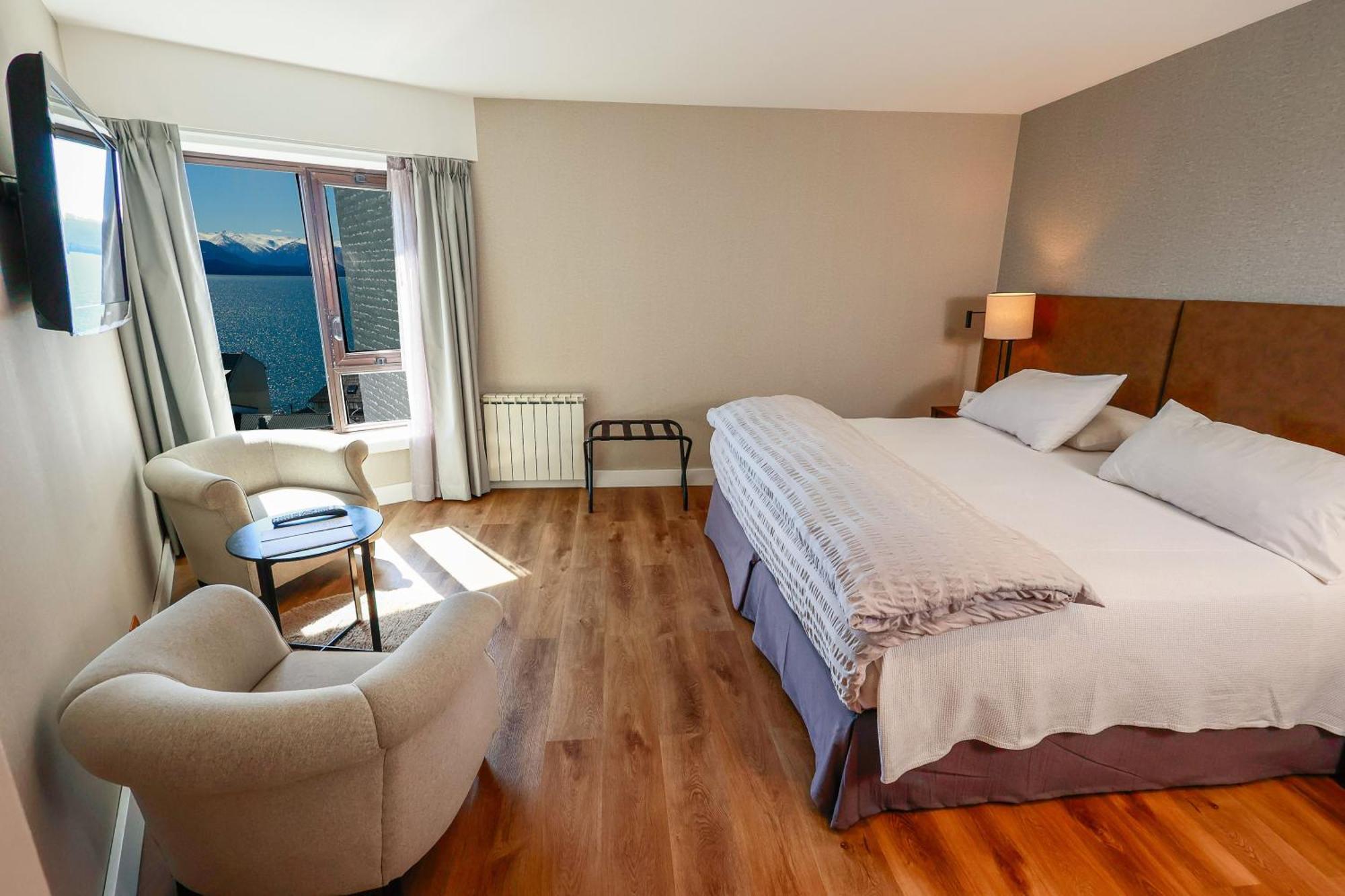 Superior Guest room 1 King Partial lake view