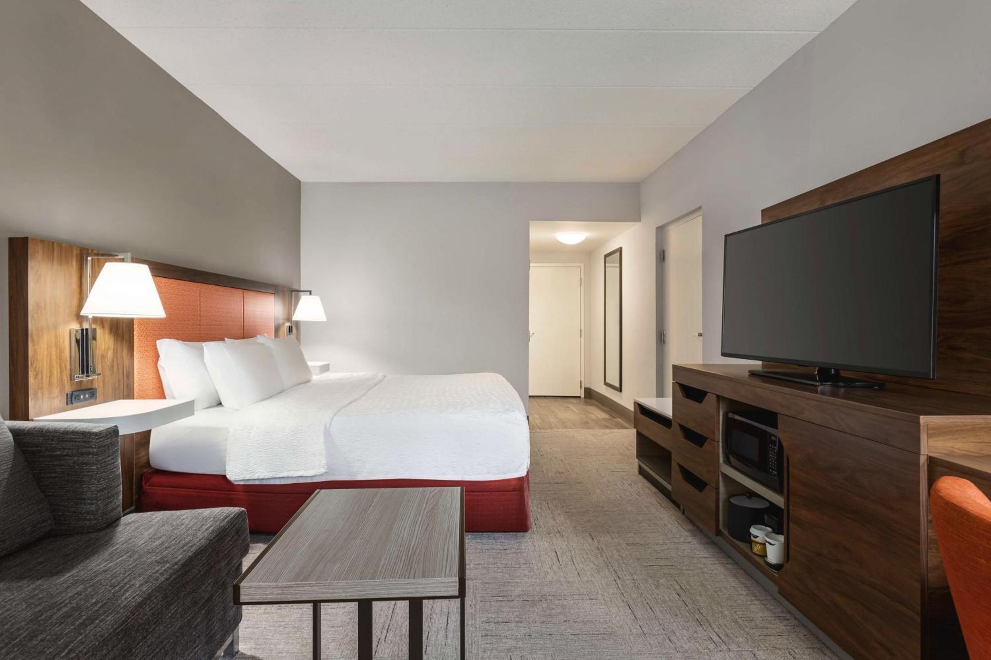 King Room with Roll-In Shower - Mobility and Hearing Access/Non-Smoking,1710041492:JPEG