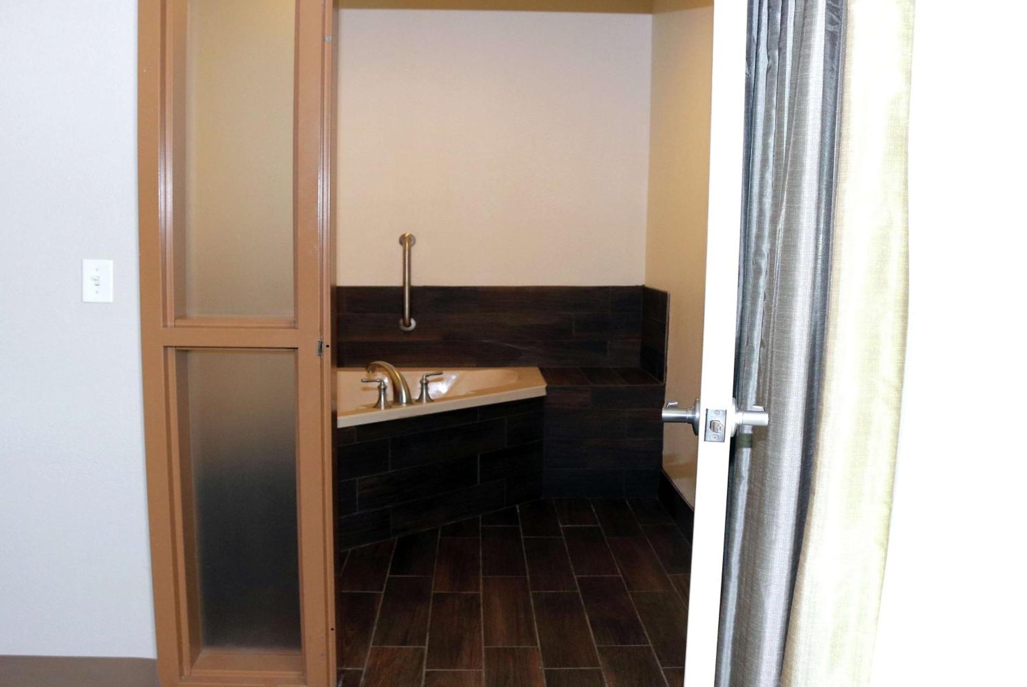 King Studio Suite with Whirlpool - Non-Smoking
