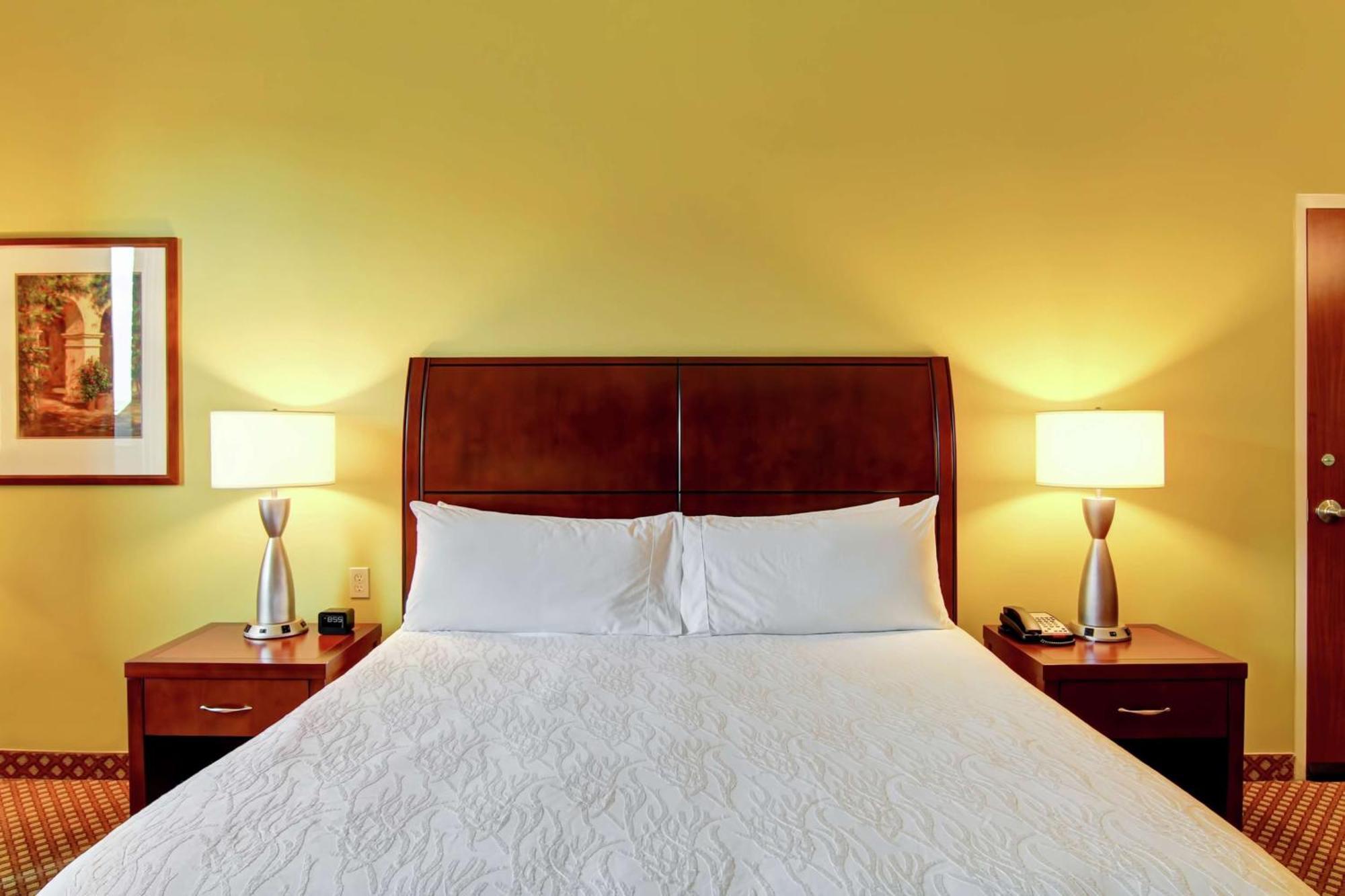 Chambre Lit King-Size avec Baignoire - Accessible aux Personnes à Mobilité Réduite et Adaptée aux Personnes Malentendantes