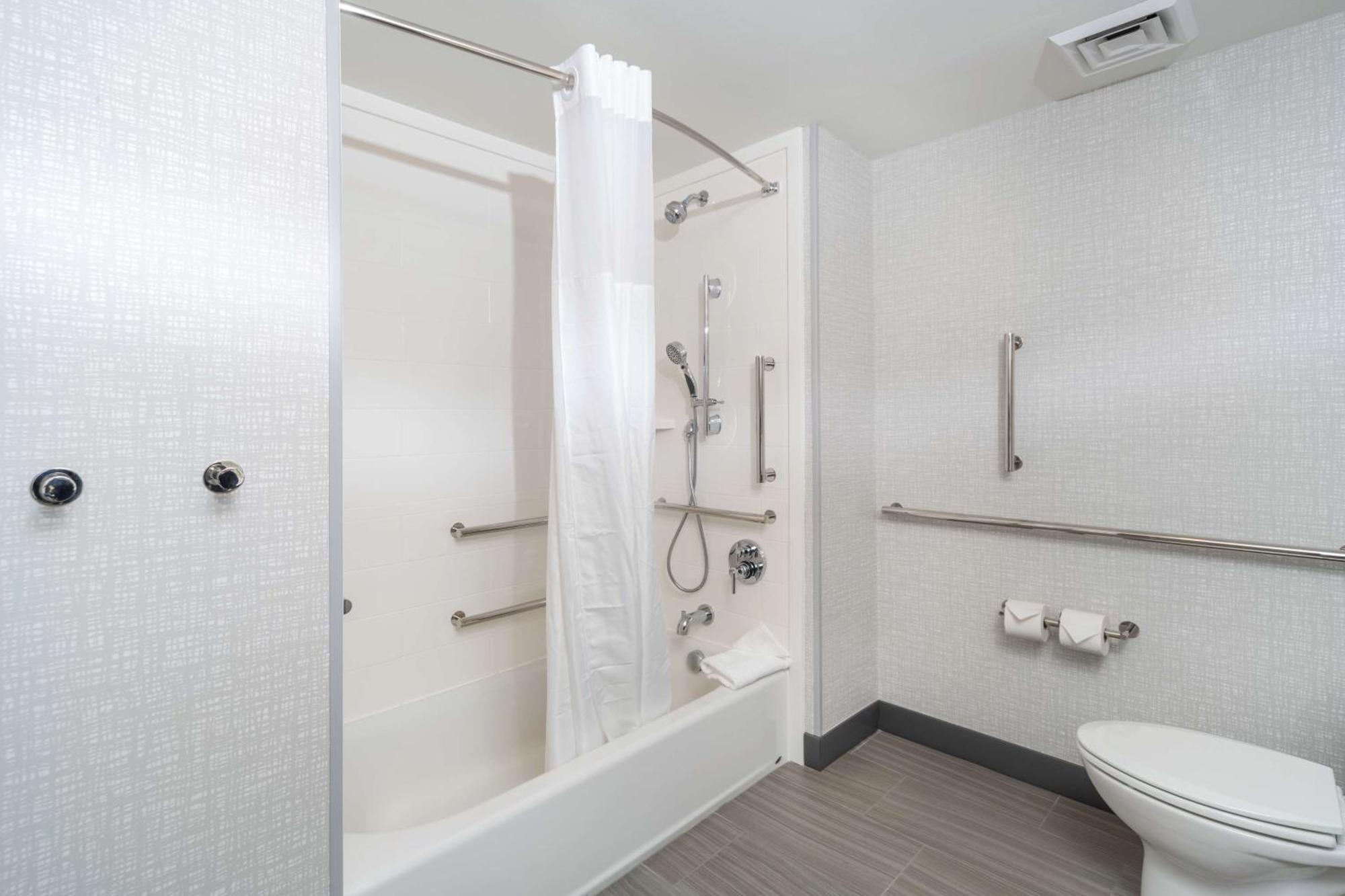 Queen Room with Bath Tub - Mobility Access/Non-Smoking,1557089761:JPEG