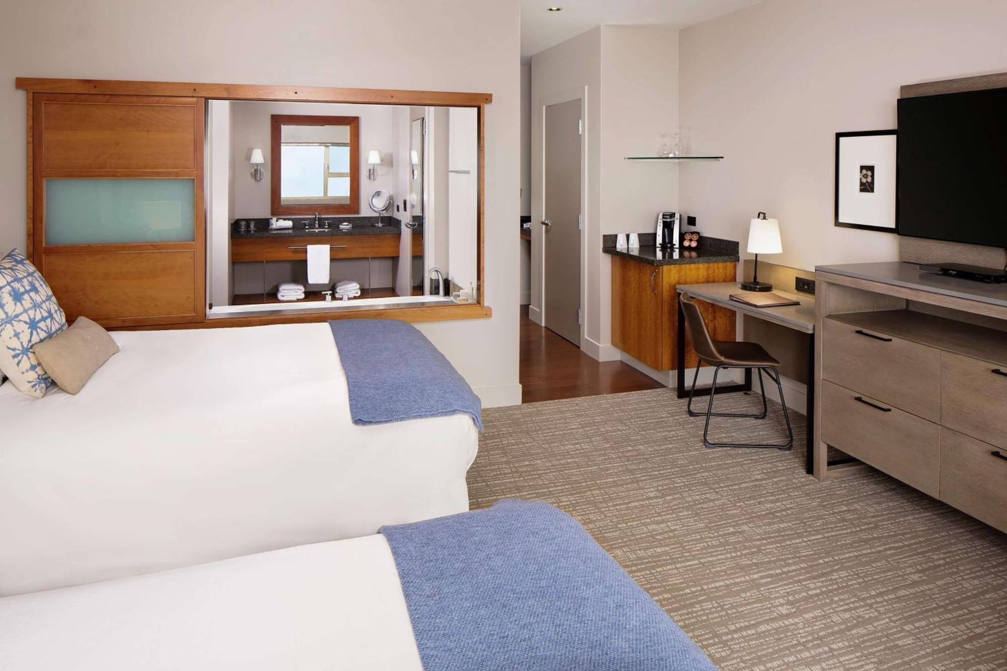 Deluxe Double Room with Two Double Beds and Bay View,1557366649:JPEG